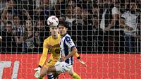 Kiper Barcelona, Inaki Pena (kiri), berjaga-jaga menghadapi serangan pemain Real Sociedad, Takefusa Kubo, pada lanjutan Liga Spanyol 2024/2025, di Stadion Anoeta, San Sebastian, Senin (11/11/2024) dini hari WIB. (Ander Gillenea/AFP)