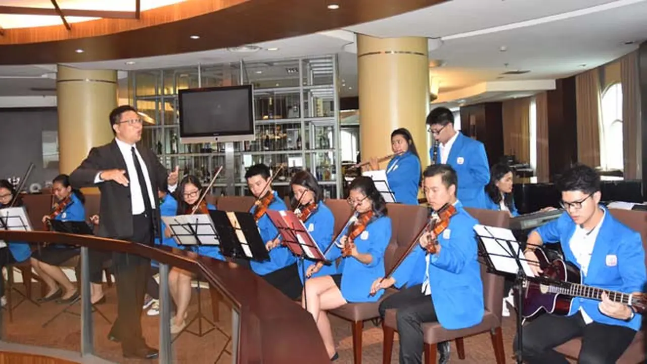 President University Students Orchestra dan Sang Konduktornya
