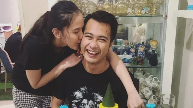 Jarang Tersorot, Ini 6 Potret Kebersamaan Eza Gionino dan Keluarga Kecilnya