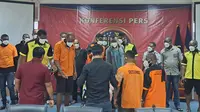 Petugas Kantor Imigrasi Kelas I Khusus TPI Bandara Soekarno-Hatta mengamankan 20 WNA Asal Benua Afrika yang diduga kerap dikeluhkan warga karena kerap buat kegaduhan. (Dok. Liputan6.com/Pramita Tristiawati)