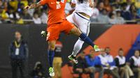 Duel udara bek Cile, Gonzalo Jara (kiri) dengan penyerang Kolombia, Roger Martinez, pada laga semifinal Copa America Centenario 2016, di Stadion Soldier Field, Chicago, Kamis (22/6/2016) pagi WIB. Cile punya rahasia untuk menaklukkan Argentina.  (Reuters/