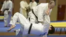 Aksi Presiden Rusia, Vladimir Putin membanting salah satu atlet nasional judo Rusia dalam sesi latihan di Sochi, Rusia, (8/1/2016). (REUTERS/Alexei Nikolsky/Sputnik/Kremlin)