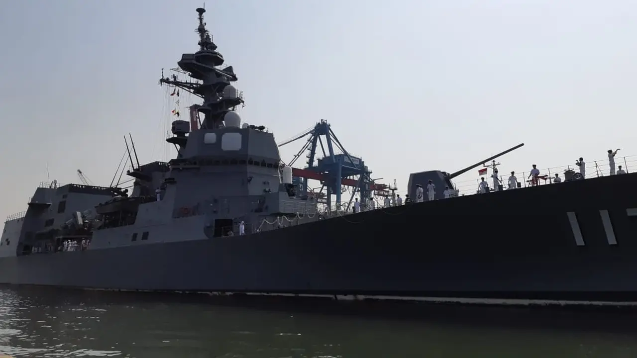 Kapal AL Jepang, JS Suzutuki (destroyer-class) di Tanjung Priok, Jakarta (18/9) (Rizki Akbar Hasan / Liputan6.com)