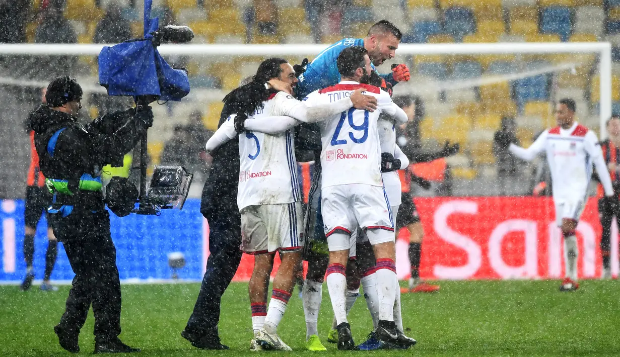 Pemain Olympique Lyon saling berpelukan usai menahan imbang Shakhtar Donetsk pada penyisihan Grup F Liga Champions di Stadion NSK Olimpiyskyi, Kiev, Ukraina, Rabu (12/12). Lyon lolos ke 16 besar Liga Champions. (SERGEI SUPINSKY/AFP)
