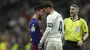 <p>Striker Barcelona, Lionel Messi, bersitegang dengan bek Real Madrid, Sergio Ramos, pada laga La Liga di Stadion Santiago Bernabeu, Sabtu (2/3). Real Madrid takluk 0-1 dari Barcelona. (AP/Manu Fernandez)</p>