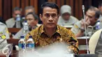 Menteri Pertanian Amran Sulaiman saat mengikuti raker dengan Komisi IV DPR, di Kompleks Parlemen, Jakarta, Kamis (14/4). Rapat membahas RUU Prioritas dalam Prolegnas, Evaluasi Kinerja dan Serapan anggaran triwulan I Tahun 2016. (Liputan6.com/Johan Tallo)