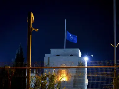 Bendera PBB berkibar setengah tiang di markas besar Perserikatan Bangsa-Bangsa di Yerusalem pada 13 November 2023. (Kenzo TRIBOUILLARD / AFP)