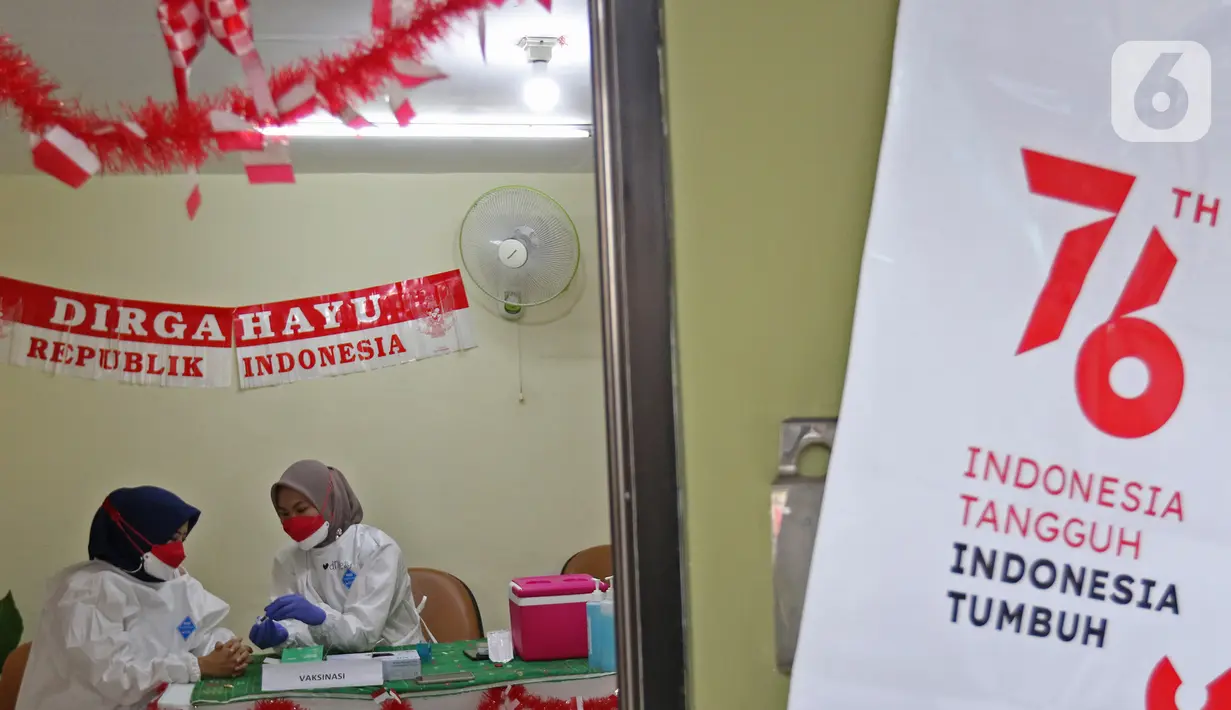 Vaksinator berbincang sambil menunggu tenaga kesehatan yang akan di vaksin dosis ketiga atau booster di RSUD Matraman, Jakarta, Jumat (6/8/2021). Pemberian vaksin dosis ketiga kepada tenaga kesehatan di Indonesia ditargetkan rampung pada pekan kedua Agustus 2021. (Liputan6.com/Herman Zakharia)