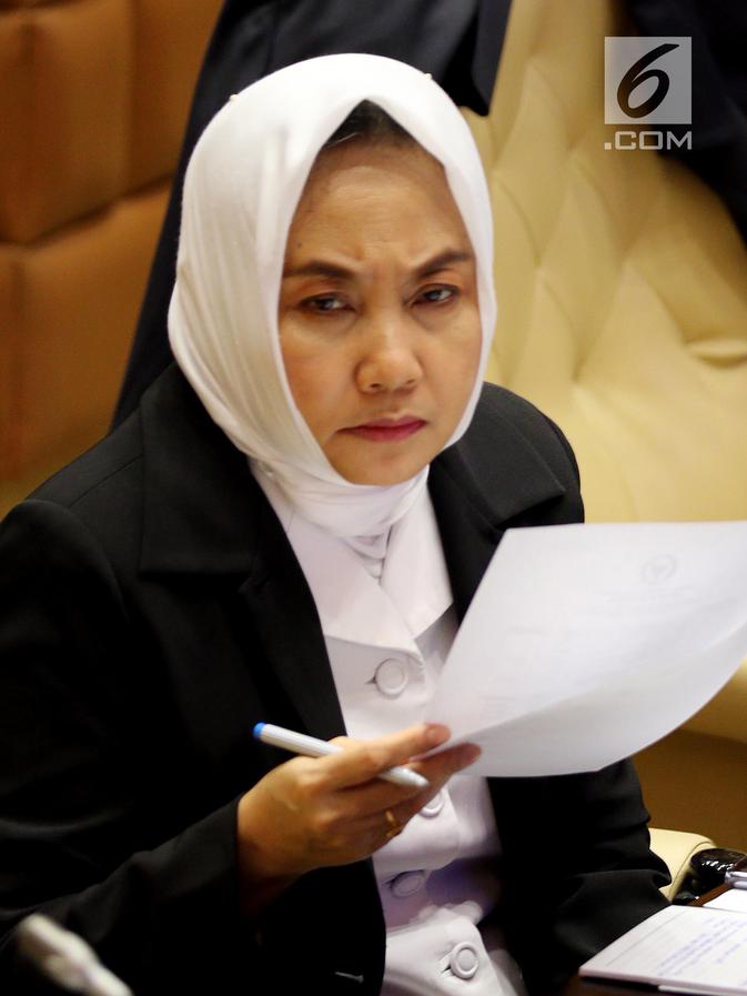 Kepala BMKG Dwikorita Karnawati saat rapat kerja (raker) dengan Komisi V DPR di Kompleks Parlemen, Senayan, Jakarta, Kamis (22/11). Rapat membahas berbagai hal mengenai jatuhnya Lion Air PK-LQP. (Liputan6.com/JohanTallo)