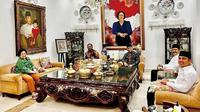 Menteri Agama Yaqut Cholil Qoumas saat ngabuburit di rumah Presiden RI ke-5 Megawati Soekarnoputri, Rabu 6 April 2022 bersama pejabat PBNU. (Instagram @gusyaqut)