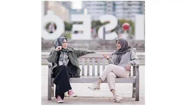 Kira-kira apa yang sedang diobrolkan ya? Keduanya sama-sama tampak ceria.