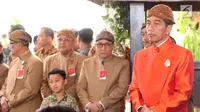 Presiden Joko Widodo (Jokowi) bersiap melakukan pemasangan Bleketepe pernikahan Kahiyang Ayu dan Bobby Nasution di kediamannya Jalan Kutai Utara, Solo, Selasa (7/11). Jokowi mengenakan beskap berwarna oranye dan blangkon. (Liputan6.com/Angga Yuniar)