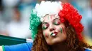 Suporter wanita pendukung Italia memberikan ciuman jelang babak 16 besar Piala Eropa 2016 antara Italia vs Spanyol, Stade de France, Senin (27/6). (REUTERS/ Christian Hartmann) 