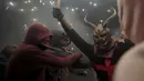 Seorang warga berpakaian seperti hantu dengan memegang tongkat kembang api selama perayaan " Correfocs ", Mallorca, Spanyol, (24/1). Ini merupakan perayaan tradisional yang menandai menandai akhir dari perayaan lokal di Palma. (REUTERS / Enrique Calvo)