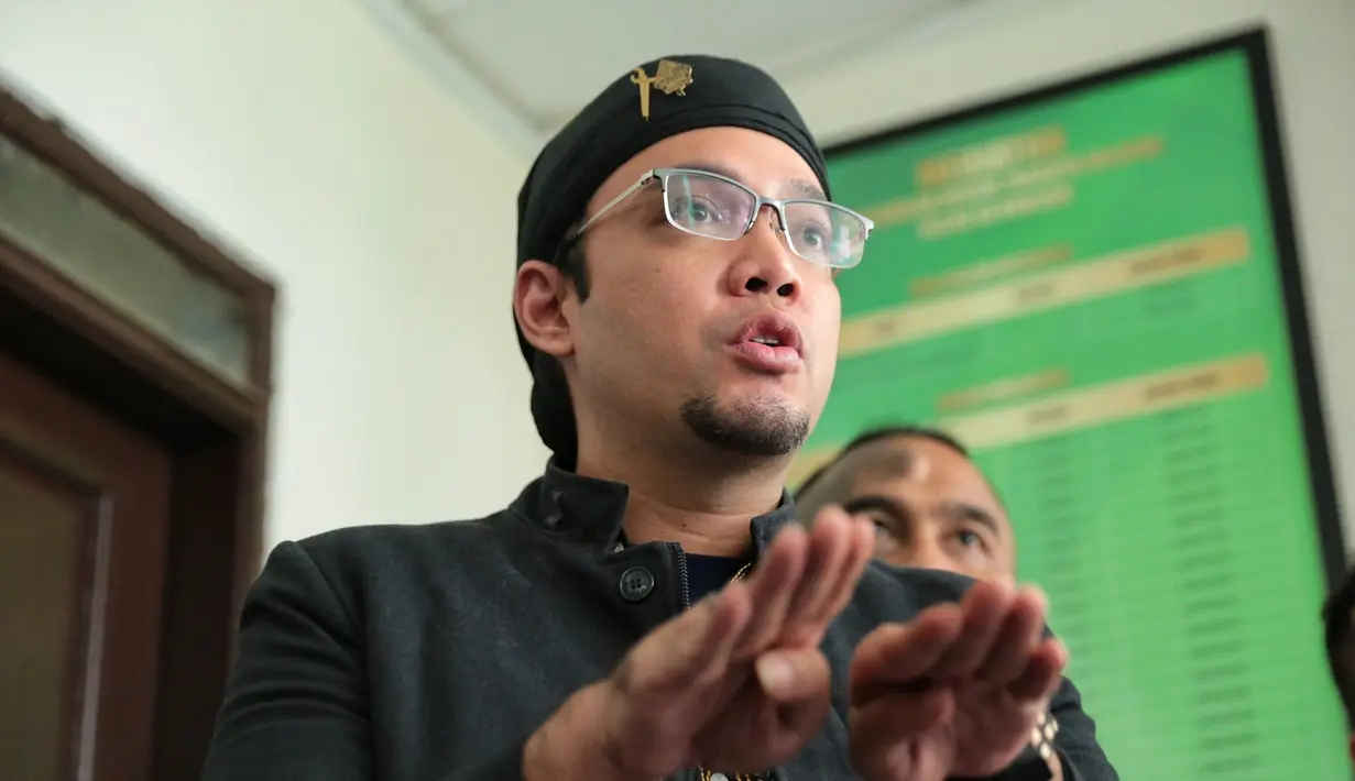 Setelah melalui proses selama beberapa minggu, akhirnya ketemu kesepakatan Shandy Tumiwa dengan mantan istrinya Tessa Kaunang. Tessa mempersilahkan Sandy bertemu anak Senin sampai Jumat asal izin dan tidak ganggu sekolahnya. (Adrian Putra/Bintang.com)