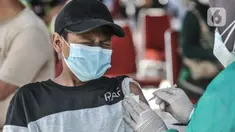 Ekspresi seorang anak saat menerima vaksin Covid-19 dalam program Vaksinasi Keliling di RPTRA Pulo Besar, Sunter Jaya, Jakarta, Selasa (12/7/2021). Kementerian Kesehatan mengalokasi 20 juta dosis vaksin Covid-19 untuk anak usia 12-17 tahun yang diberikan secara bertahap (merdeka.com/Iqbal S Nugroho)