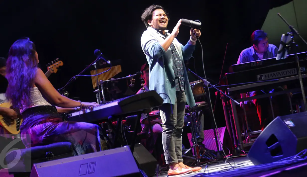Penyanyi Tompi tampil di panggung musik BNI Java Jazz Festival 2017, Jakarta, Jumat (3/3). Di tahun ketiga penampilannya, Tompi membawakan sejumlah lagu, seperti Sedari Dulu, Bawa Daku, Tak Pernah Setengah Hati. (Liputan6.com/Immanuel Antonius)