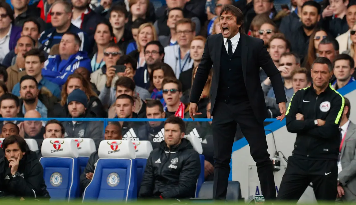 Pelatih Chelsea, Antonio Conte memberikan intruksi pada para pemainnya pada Liga Inggris di Stadion Stamford Bridge, London, Inggris (23/10). Chelsea menang atas MU dengan skor akhir 4-0. (Reuters/John Sibley)