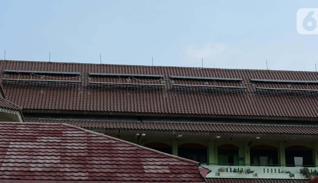 Panel surya  di SMPN 1 Jakarta, Kamis (3/10/2019). Gubernur DKI Jakarta Anies Baswedan telah menginstruksikan pemasangan panel surya di semua gedung sekolah melalui Instruksi Gubernur Nomor 66 Tahun 2019 tentang Pengendalian Kualitas Udara. (Liputan6.com/Herman Zakharia)