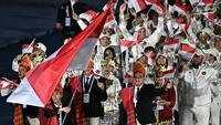 Kontingen Indonesia tampil memukau dengan mengenakan pakaian adat saat upacara pembukaan SEA Games 2025 di Stadion Nasional Rajamangala, Bangkok, pada Selasa (9/12/2025) malam WIB. (AFP/Lillian Suwanrumpha)