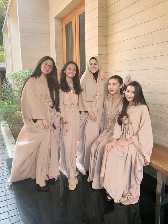Jarang Tersorot, Ini 6 Potret Kompak Sarita Abdul Mukti dengan Keempat Putrinya
