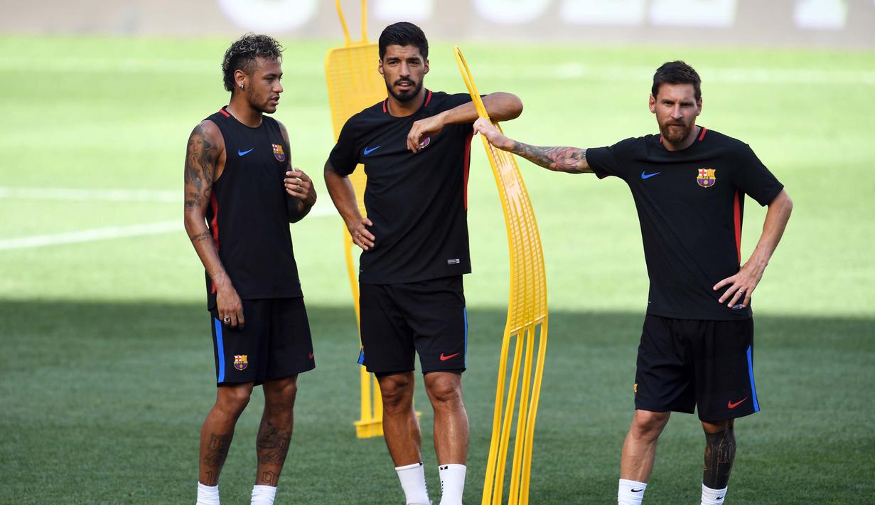 (ki-ka) Neymar, Luis Suarez, Lionel Messi saat mengikuti latihan jelang mengahadapi Juventus pada ICC 2017 di Red Bull Arena di Harrison, New Jersey, (21/7). (AFP Photo/Jewel Samad) 