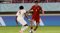 Pemain Timnas Spanyol U-17, Marc Guiu (kanan) mencoba melewati hadangan pemain Kanada U-17, Chimere Omeze dalam pertandingan babak penyisihan Grup B Piala Dunia U-17 di Stadion Manahan, Solo, Jumat (10/11/2023). (Bola.com/Arief Bagus)