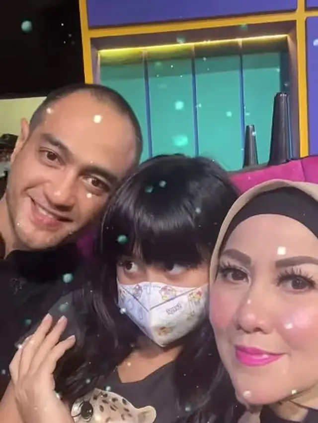 7 Momen Kompak Venna Melinda dan Ferry Irawan Buka Bersama dengan Anak-Anak