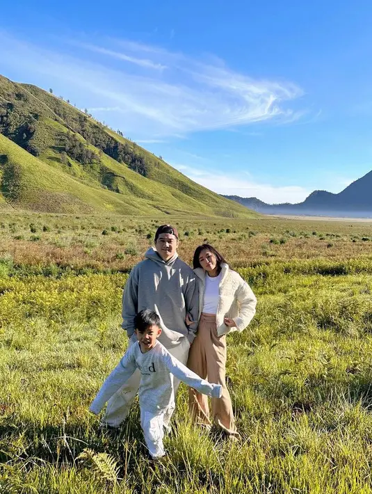 Tiffany mengenakan jaket putih berbulu dipadukan celana panjang coklat. Sementara, Chef Arnold mengenakan hoodie abu-abu dipadukan celana training serasi. [@tiffanysoetanto]