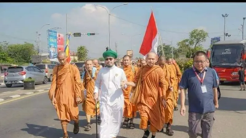 7 Momen Warga Berbagi Makanan Kepada Biksu dari Thailand, Indahnya Toleransi