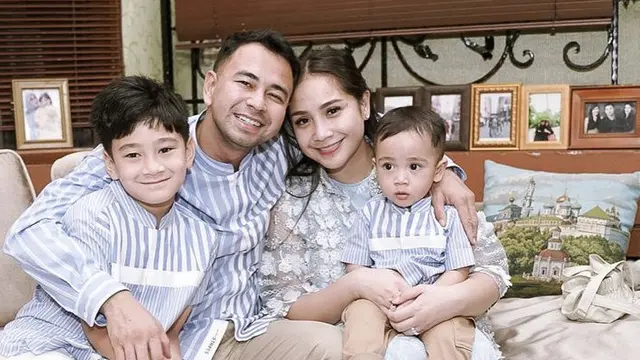 Tampilan Busana Artis di Kampung Halaman