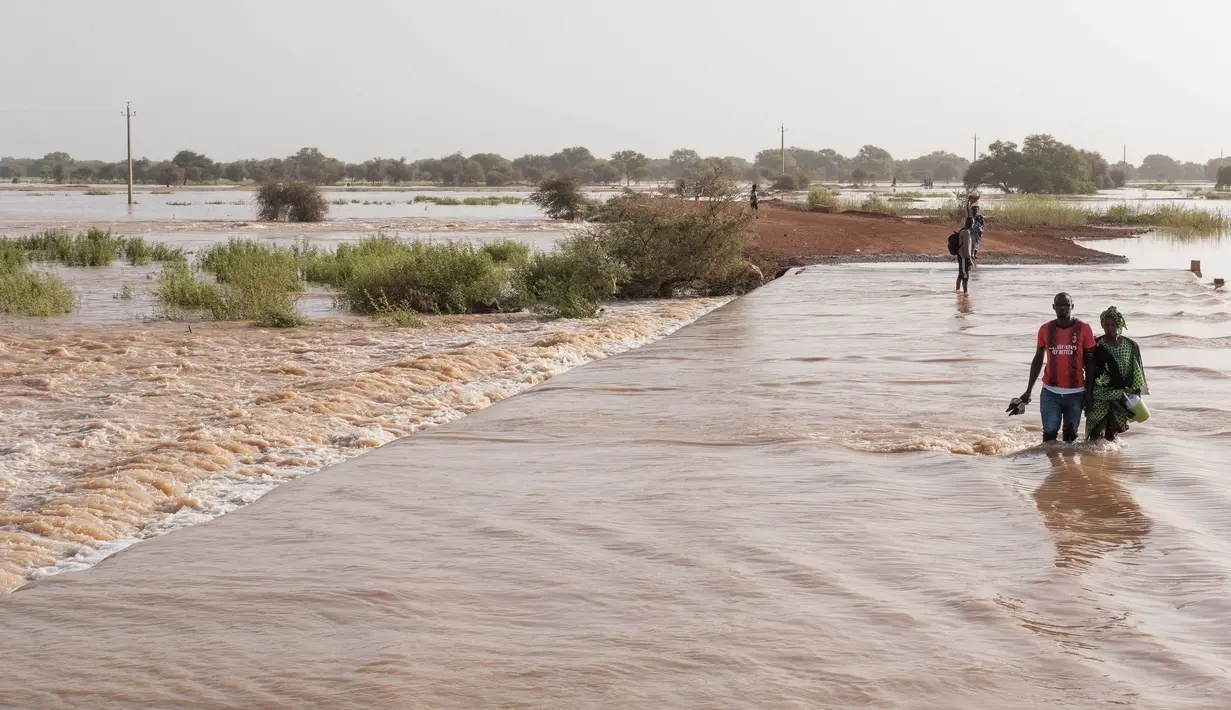 Banjir disebabkan luapan sungai Senegal akibat guyuran hujan lebat. (GUY PETERSON/AFP)