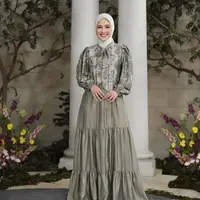 Cut Syifa tampil elegan dengan dress panjang lengan ballon dan detail pita. Dress hijau ini memiliki tampilan rok ruffle warna hijau sage. Credit: Instagram (@cutsyifaa)