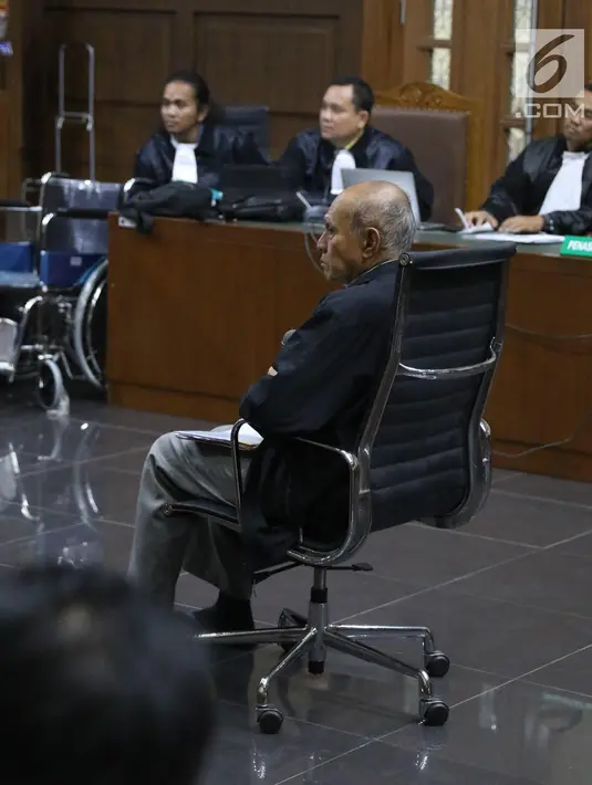 Mantan Kepala Staf Komando Strategis Angkatan Darat (Kostrad) Kivlan Zen menjalani sidang perdana kasus kepemilikan senjata api ilegal di Pengadilan Negeri Jakarta Pusat,  Selasa (10/9/2019). Sidang ini beragenda pembacaan dakwaan oleh Jaksa Penuntut Umum (JPU). (Liputan6.com/Angga Yuniar)