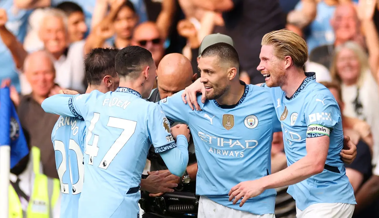 Pemain Manchester City, Mateo Kovacic  melakukan selebrasi bersama rekan-rekannya setelah mencetak gol kedua timnya ke gawang Chelsea pada laga Liga Inggris 2024/2025 di Stamford Bridge, London, Inggris, Minggu (18/08/2024) malam WIB. (AFP/Adrian Dennis)