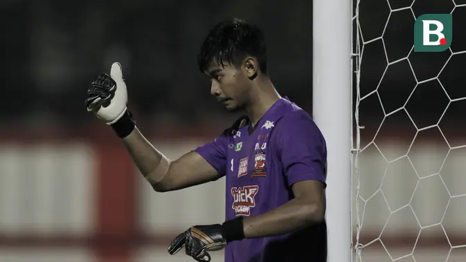 Kiper Madura United, Satria Tama, saat melawan Bhayangkara FC pada laga Liga 1 di Stadion PTIK, Jakarta, Kamis, (07/6/2018). Bhayangkara FC menang 1-0 atas Madura United. (Bola.com/M Iqbal Ichsan)