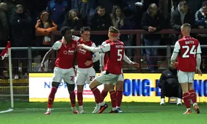 Striker Inggris Fleetwood Town #20, Aaron Loupalo-Bi (Kiri), merayakan bersama gelandang Inggris Fleetwood Town #27, Crispin McLean, dan bek Inggris Fleetwood Town #05, Finley Potter, setelah mencetak gol pembuka selama pertandingan putaran keempat Piala Liga Inggris antara Fleetwood Town dan Arsenal di Stadion Highbury di Fleetwood, barat laut Inggris, pada 28 Oktober 2026. (Darren Staples/AFP)