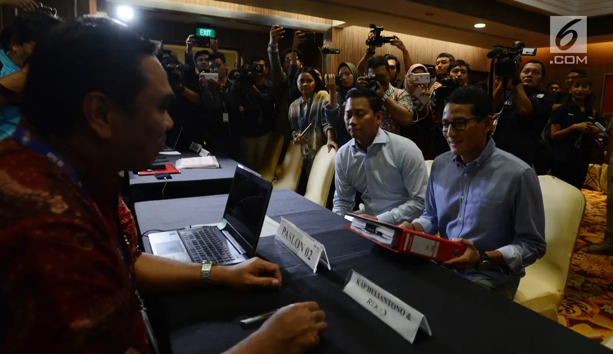 Cawapres nomor urut 02 Sandiaga Uno (kanan) menyerahkan Laporan Penerimaan dan Pengeluaran Dana Kampanye (LPPDK) Pilpres 2019 kepada petugas KPU di Jakarta, Kamis (2/5/2019). Hari ini merupakan batas akhir pelaporan LPPDK. (merdeka.com/Imam Buhori)