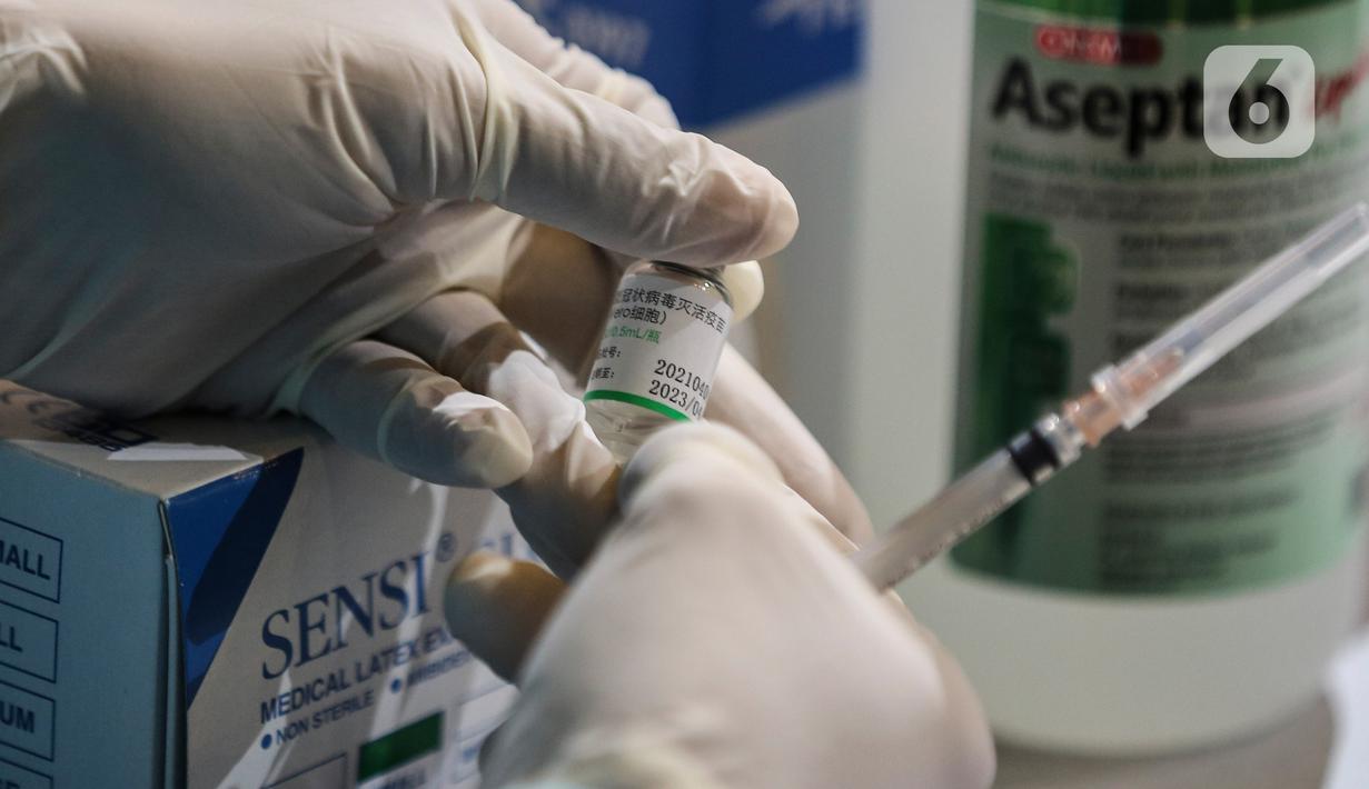 Tenaga medis menyiapkan vaksin Sinophram untuk Karyawan Emtek Grup di Hall SCTV Tower, Jakarta, Jumat (4/6/2021). Emtek Grup berharap kegiatan vaksinasi ini dapat mendukung pemerintah dalam menciptakan kekebalan komunal (herd immunity). (Liputan6.com/Johan Tallo)