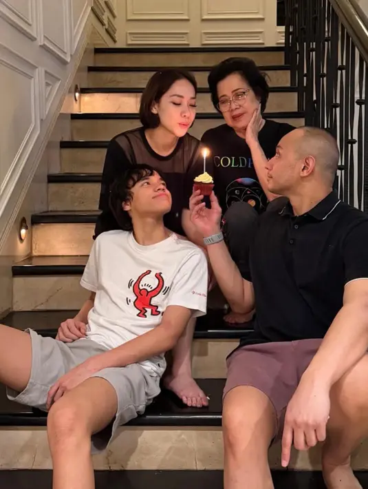 Tahun ini, BCL pun merayakan ulang tahun dengan sederhana bersama keluarga tercinta dari putranya, suami, dan ibundanya. Tampilannya pun cukup simple. [@itsmebcl]