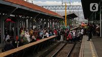 Aktivitas penumpang KRL Commuterline saat jam pulang kantor, Jakarta, Rabu (17/11/2021). Pemerintah menyatakan status level PPKM di luar Jawa Bali tidak berubah dan tetap yang berlaku hingga pekan depan yaitu, pada 16-29 November 2021. (Liputan6.com/Johan Tallo)