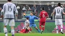 Kiper Bayern Munchen, Manuel Neuer, tak mampu menahan tembakan gelandang Juventus, Stefano Sturaro, yang bersarang di gawangnya pada laga di Juventus Stadium, Turin, Rabu (24/2/2016) dini hari WIB. (AFP/Giuseppe Cacace)