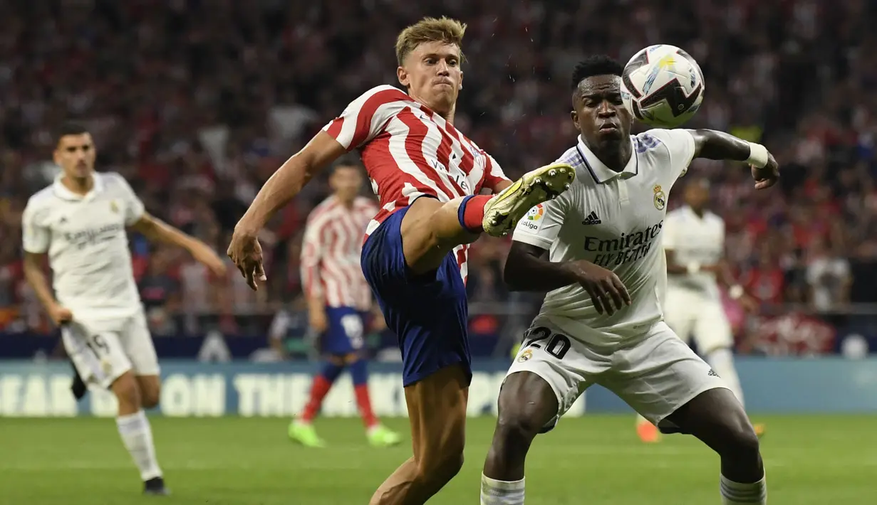 Kembali dari ruang ganti, Atletico Madrid berupaya untuk bangkit. Namun, rapatnya pertahanan El Real berhasil menahan beberapa gempuran dari Marcus Llorente dan kolega. (AFP/Oscar Del Pozo)