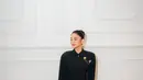 Istri Pratama Arhan ini kenakan kebaya janggan hitam polos dengan rok maxi berwarna senada [@azizahsalsha_]