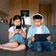 Libur sekolah seharusnya menjadi momen menyenangkan bagi anak dan keluarga. Namun pada praktiknya, liburan justru sering identik dengan anak yang semakin lama menatap layar gadget, mulai dari bermain game, menonton video, hingga scrolling tanpa henti. (foto/dok: freepik)