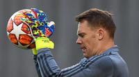 Kiper Bayern Munchen, Manuel Neuer menangkap bola saat mengikuti latihan tim di Munich, Jerman selatan (12/3). Pada leg pertama Munchen berhasil menahan imbang Liverpool 0-0 di Anfield Stadium. (AFP Photo/Christof Stache)