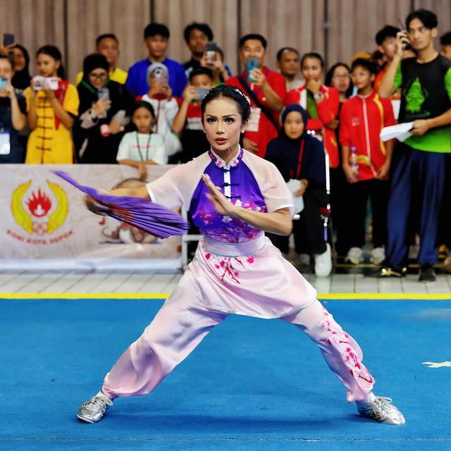 6 Potret Kris Dayanti di Kejuaraan Wushu Nasional Open, bangga raih medali emas
