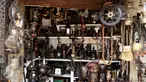 Aneka barang antik dan unik dijual di kios-kios yang terletak di Jalan Surabaya, Menteng, Jakarta, Minggu (10/9). Beragam barang antik mulai dari peralatan elektronik hingga pajangan rumah tangga mudah dijumpai di sini. (Liputan6.com/Gempur M. Surya)
