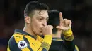 Gelandang Arsenal, Mesut Ozil, merayakan gol yang dicetaknya ke gawang Middlesbrough pada laga Premier League di Stadion Riverside, Inggris, Senin (17/4/2017). Middlesbrough takluk 1-2 dari Arsenal. (AFP/Lindsey Parnaby)