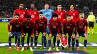 Calvin Verdonk (depan kiri) bersama tim Lille jelang laga di matchday 8 Liga Europa melawan SC Freiburg di Stade Pierre Mauroy, Jumat dini hari WIB. (Dok. losc.fr)